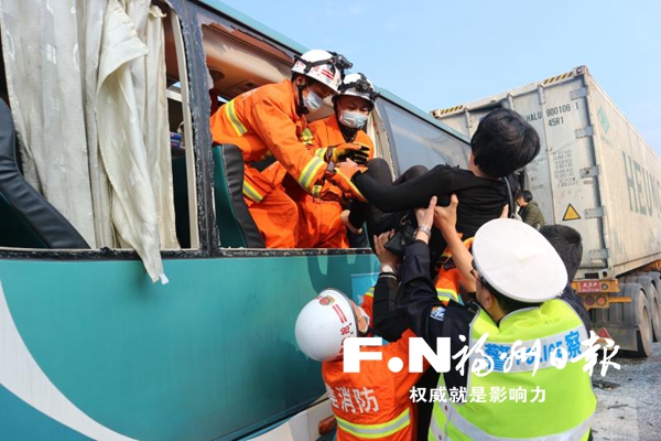 大巴追尾貨車7人被困 消防民警醫(yī)務人員聯(lián)手救援